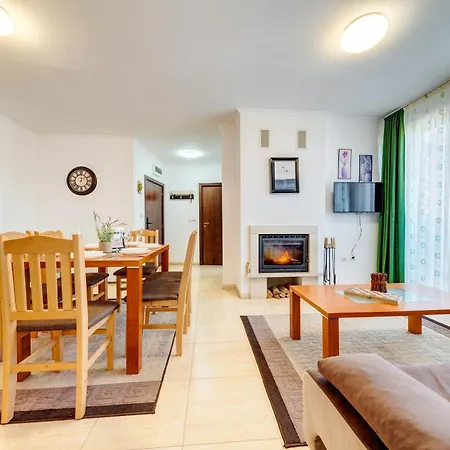 By The Fireplace Cozy 2bd Flat With A View By Flat Mаnager Apartman *