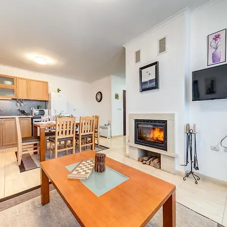 By The Fireplace Cozy 2bd Flat With A View By Flat Mаnager Apartman