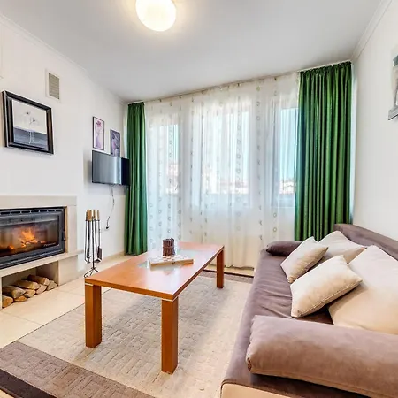 By The Fireplace Cozy 2bd Flat With A View By Flat Mаnager Apartman