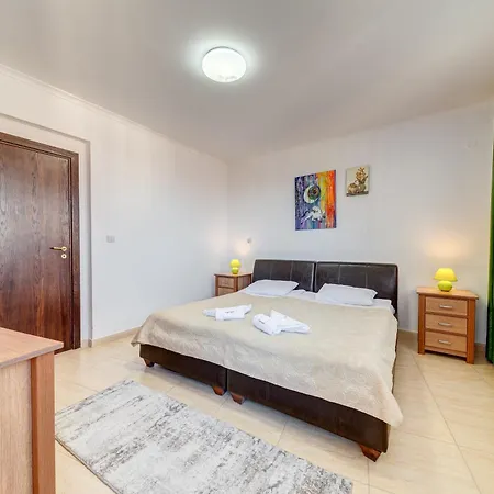 By The Fireplace Cozy 2bd Flat With A View By Flat Mаnager Apartman